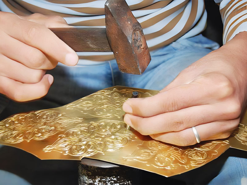 LA MODERNISATION DE L’ARTISANAT TRADITIONNEL  ETUDE DE CERTAINES FORMES DE CHANGEMENT  L’exemple du travail du cuivre dans la ville marocaine de Fès